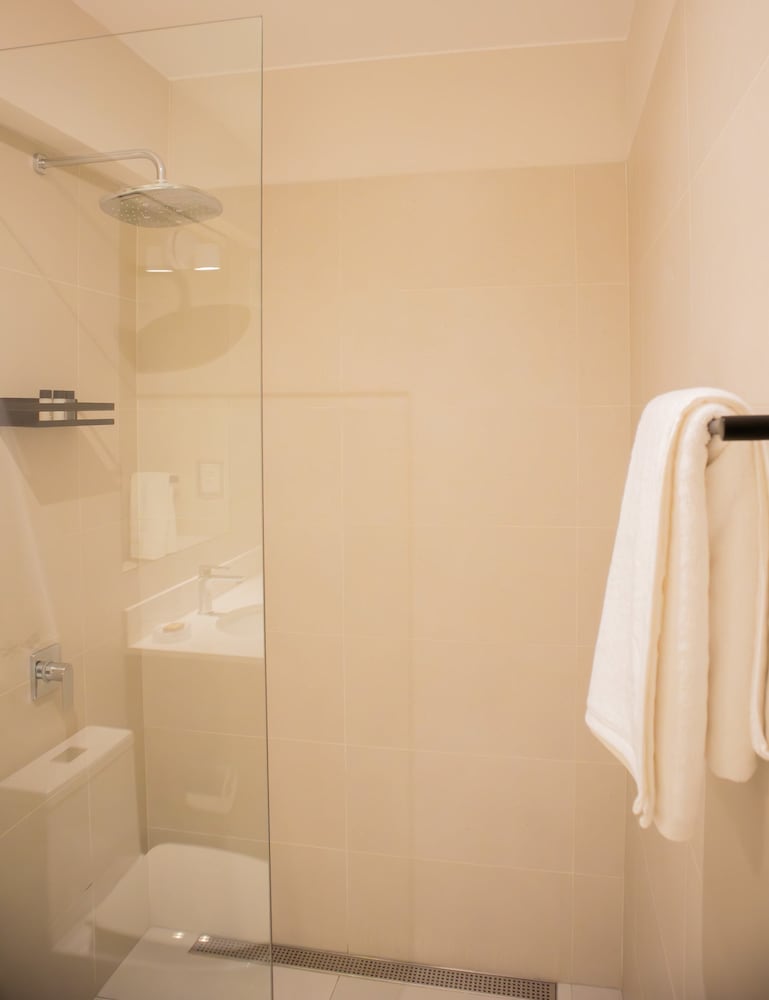 w Bright 3BR w Balcony in Vibrant Miraflores