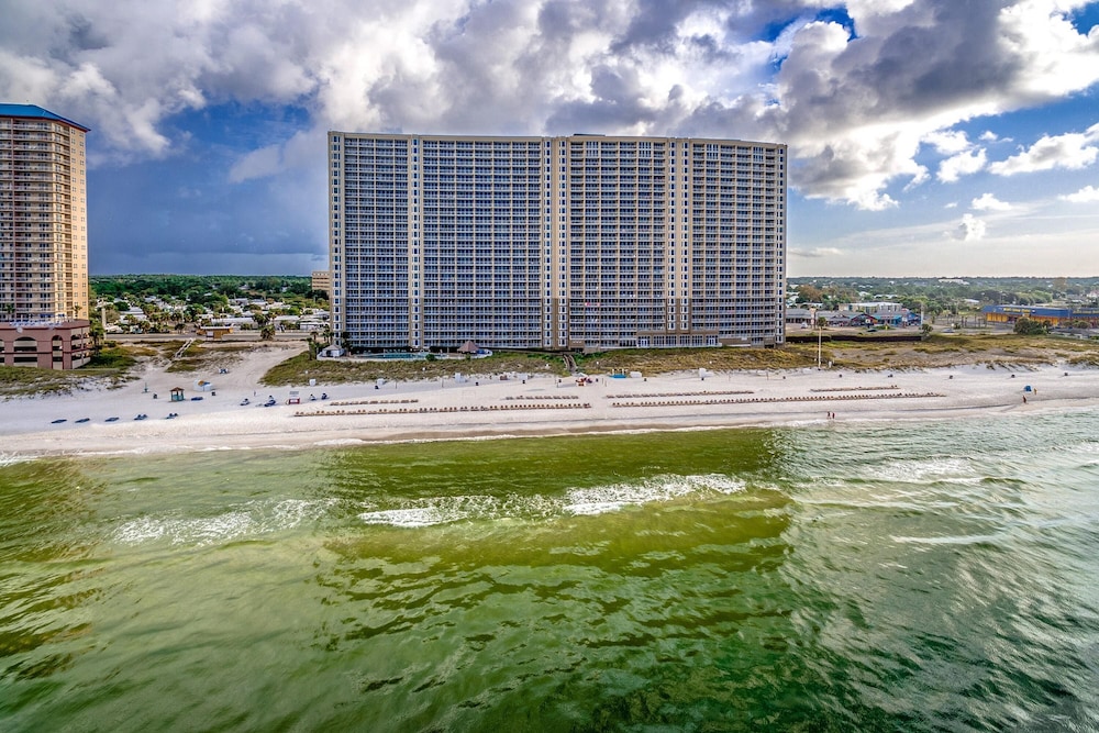 Emerald Beach by Forehand Rentals