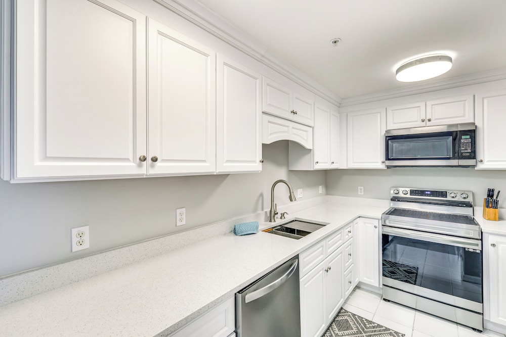 Sleek Naples Condo w/ Balcony: Snowbirds Welcome!