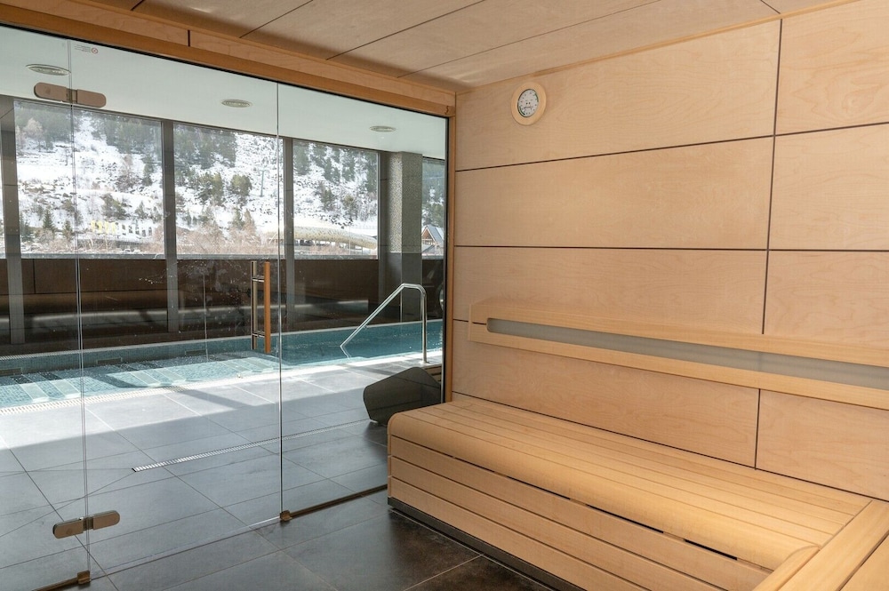 THE MIRROR & SPA by Elegant Residences
