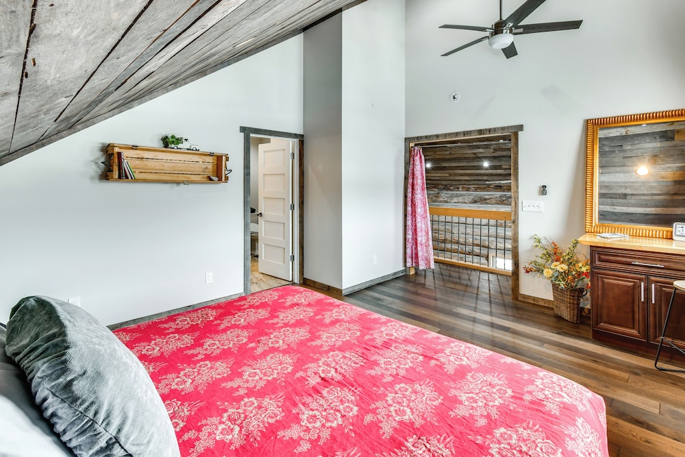 Perfect for Families: Custom-built Harrison Cabin!