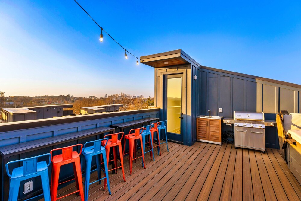 Rooftop Deck Hot Tub Retreat in Downtown Nashville