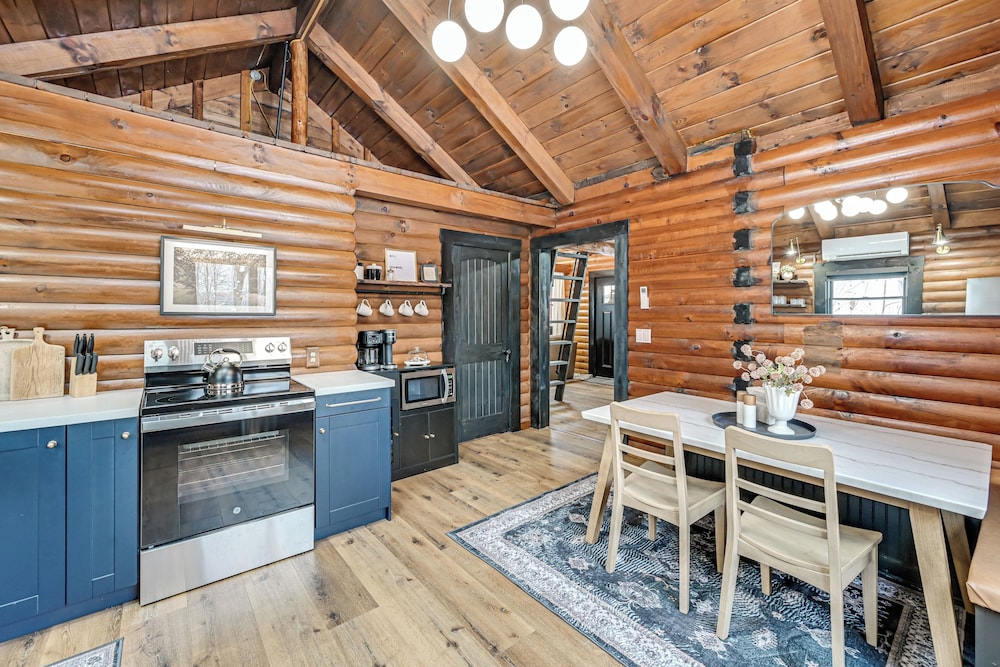 Peaceful Cabin w/ Hot Tub in Dundee: Dogs Welcome