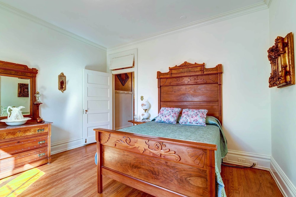 Bowling Green House w/ Shared Pool! view 2