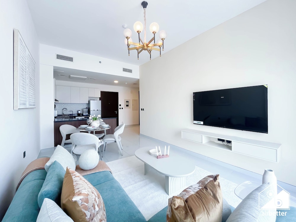 Bright 2bed Family Home: Pool, Gym & Kids Play