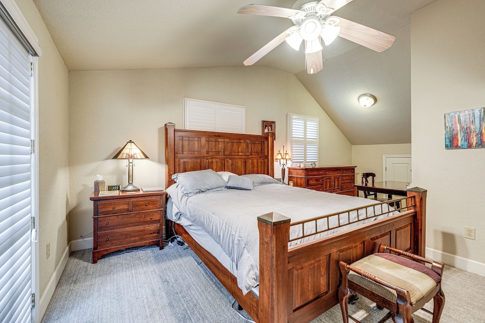 Walkable Miracle Mile Retreat w/ Peaceful Patio