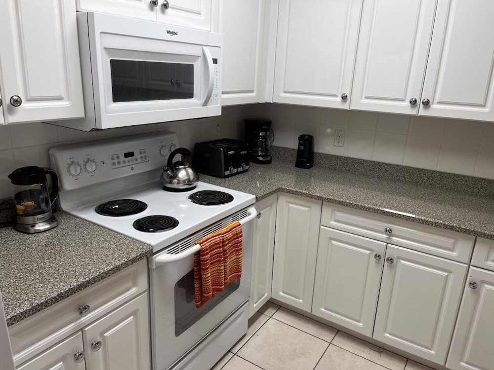 Kid Friendly Condo With Pool, Basketball, Bocce, Hot Tub, And More! 3 Bedroom Condo