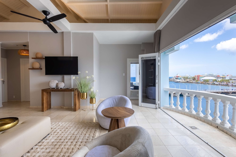 Chic City View Residence by the Bay