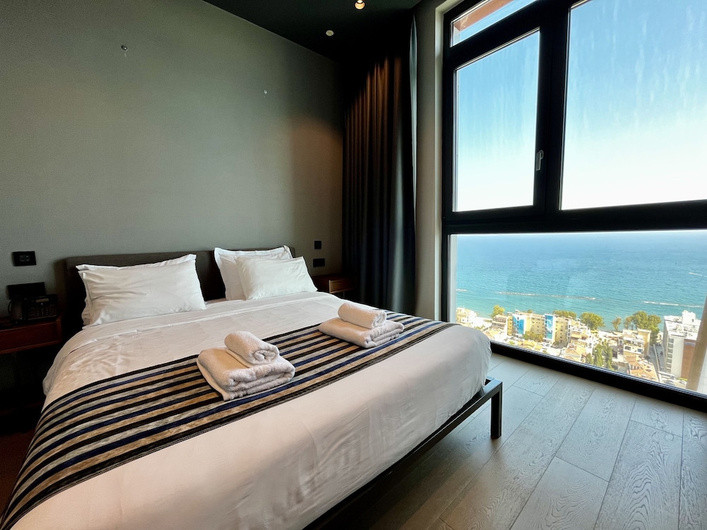 128 LIM - 2006 Stay Only Tower Suite