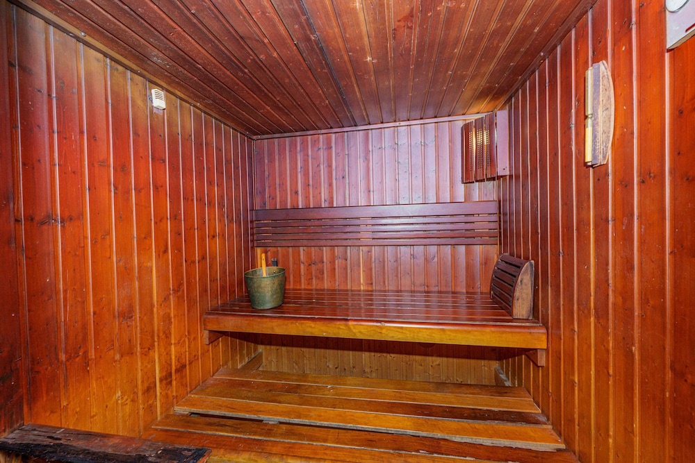 Well-furnished 3 Bedroom in Park Towers Difc