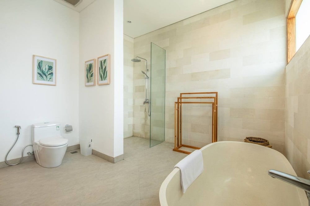 Breeze Opulent 6 BR in With Ocean View 5 Mins to Savaya