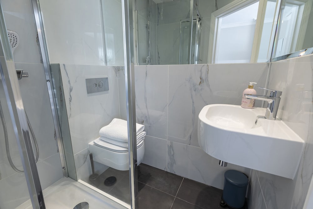 Luxurious Air Conditioned Apt High Street Kensington