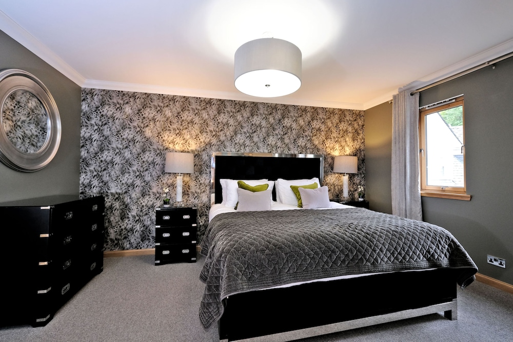 Enchanting Home With Furnished Balcony in Cults, Scotland view 5