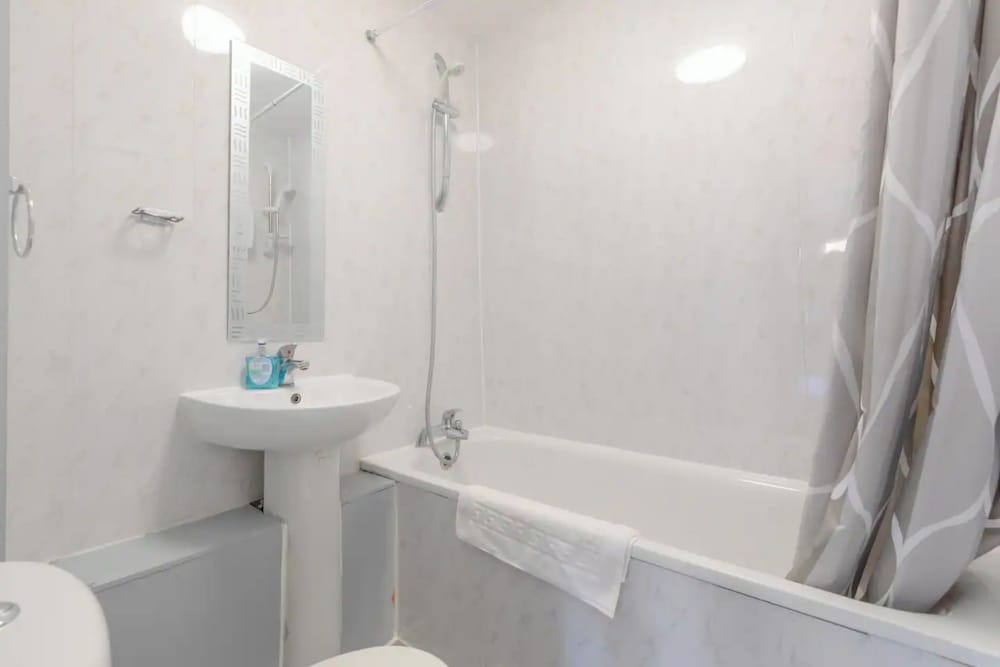 Lovely 4 Bed House w Garden, 1 Stop to Waterloo