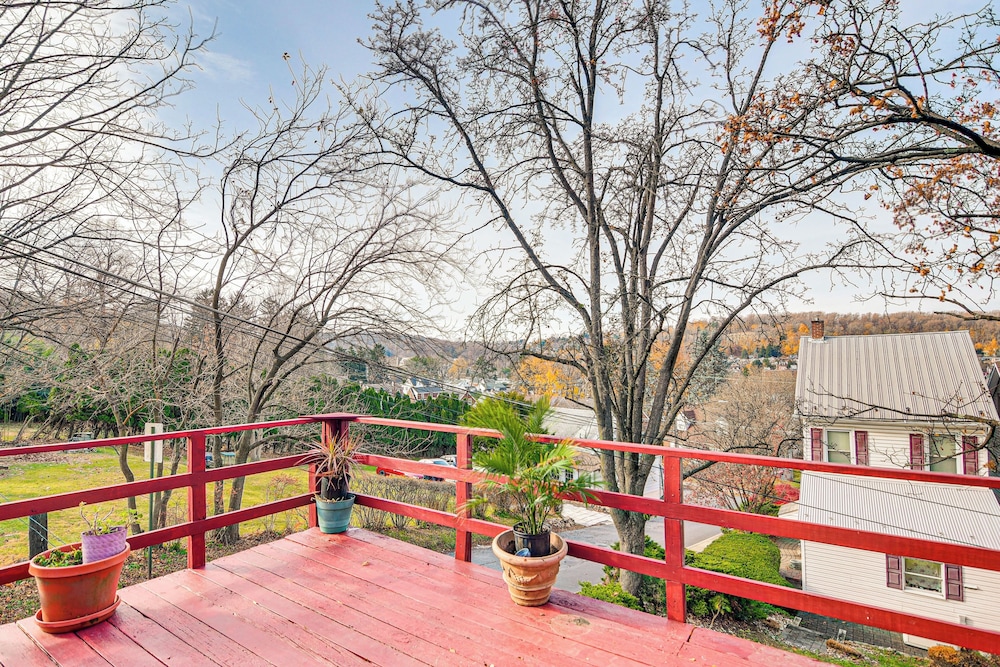 Bethlehem Home w/ Patio & Amazing Sunset Views!