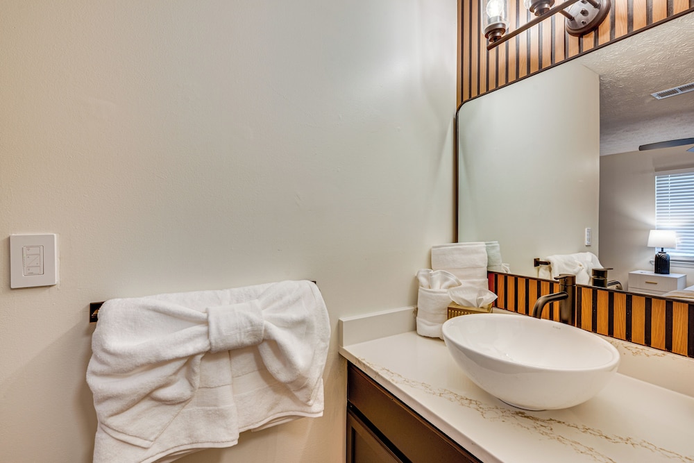 Near Gicc & ATL Airport: Modern Townhome!