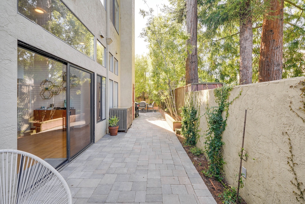 Swim, Golf & Relax: Luxe Townhome in Aptos
