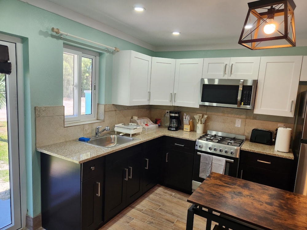 By The Bay - Brand New Apartment, Steps To The Sea, Walk To Town 1 Bedroom Apts