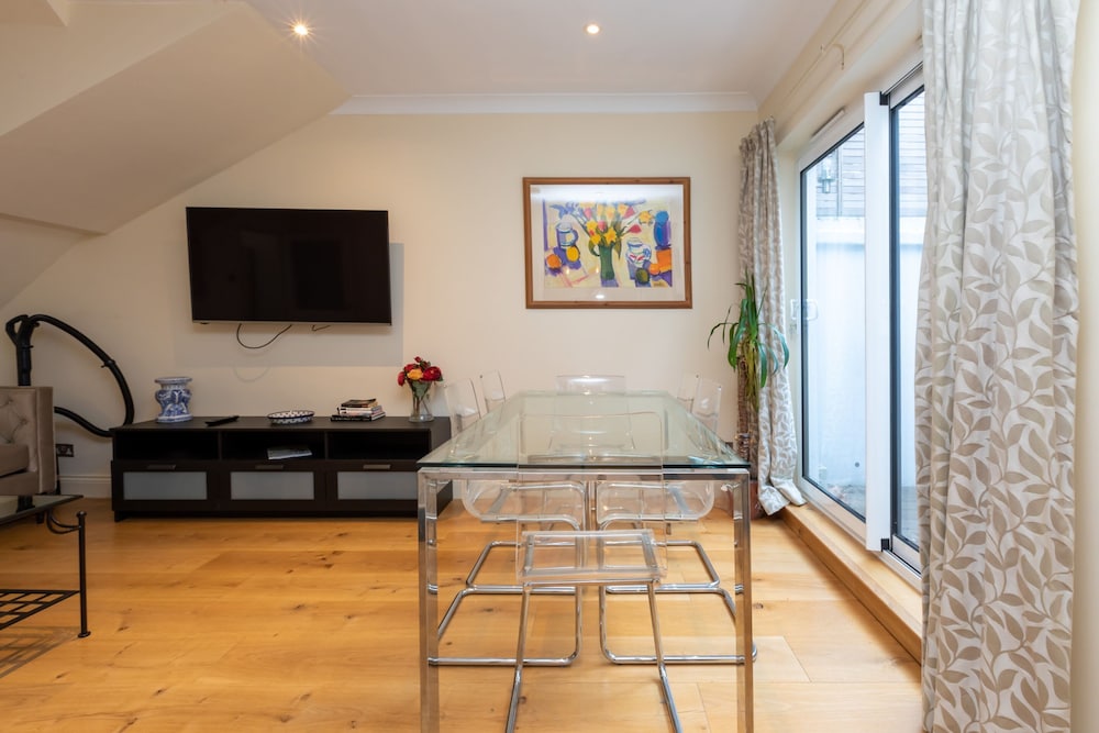 Modern and Bright 3 Bedroom House in Paddington