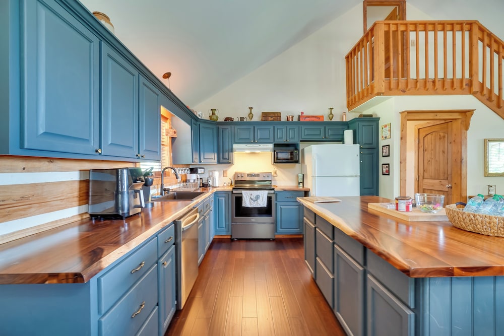 Lake & Mountain Views: Rockwood Cabin on 8 Acres