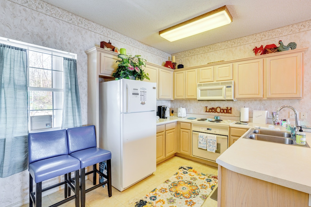 Waterfront Condo w/ Pool on Lake of the Ozarks