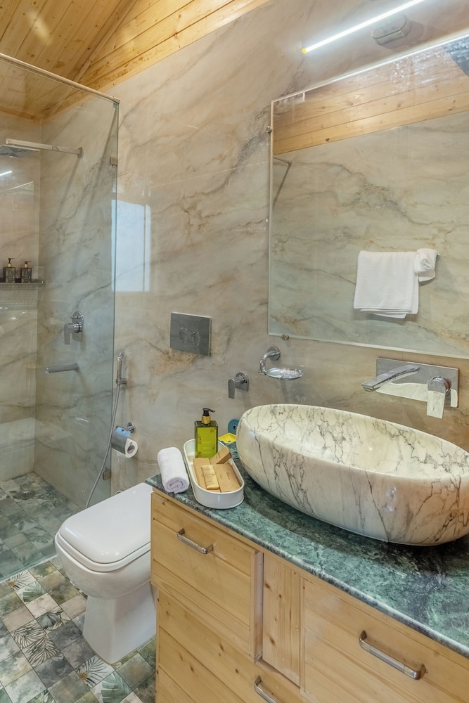 ELIVAAS 3 BHK Handa's Getaway with pool