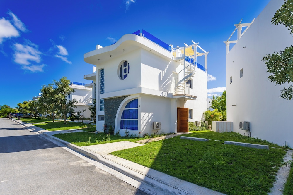3-BR Villa with Pool & Rooftop Jacuzzi