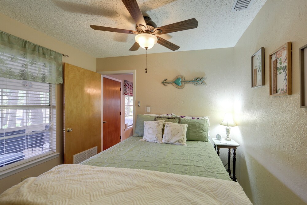 Family Home on Lake Bridgeport: Pets Welcome!