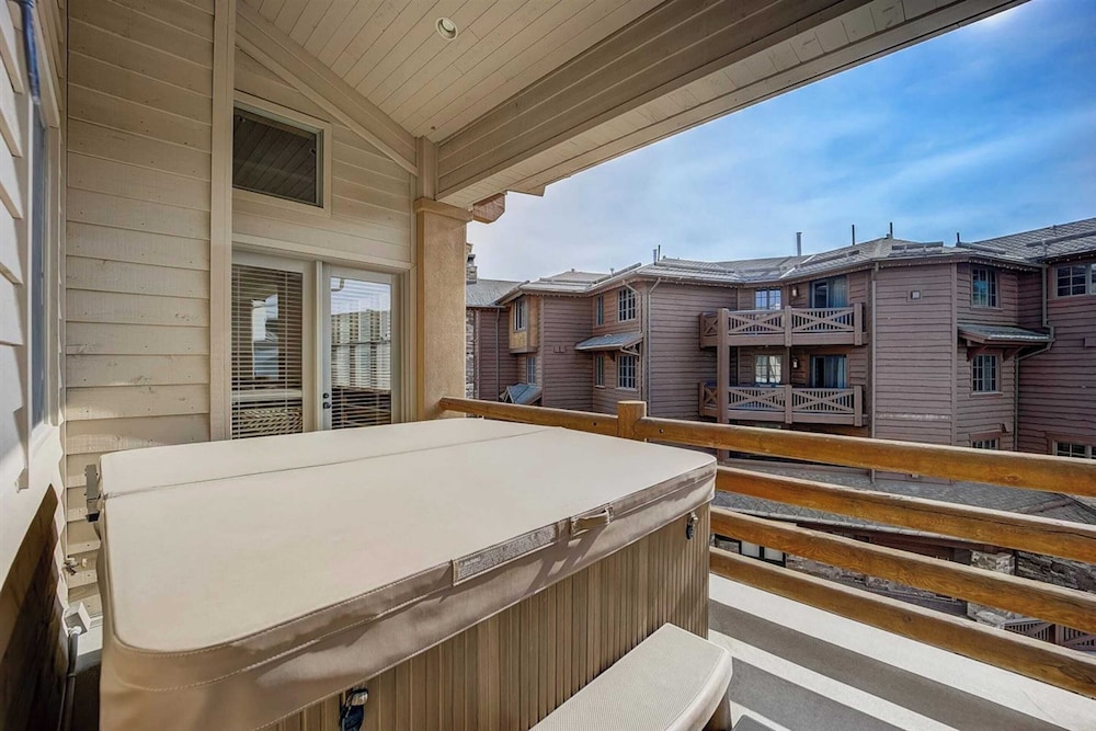 7 Condos, Ski-in/ski-out + Hot Tubs Sleeps 30 Mont Cervin by Avantstay