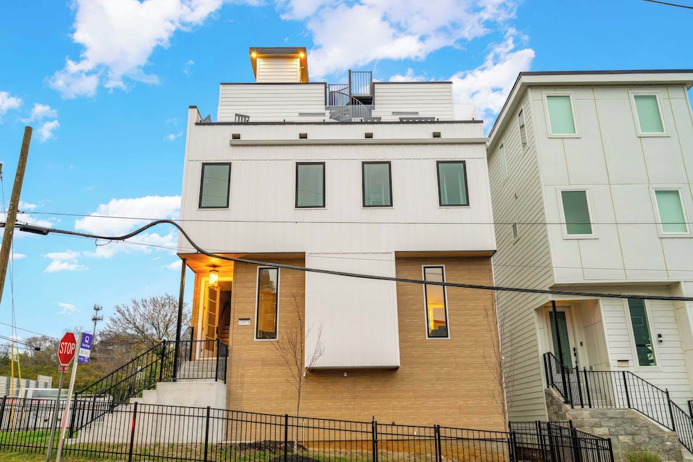 Elevator With Rooftop Hot Tub Pet-friendly Yard