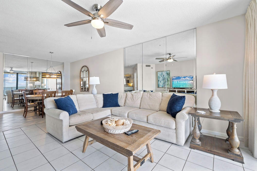 Pelican Pointe by Hosteeva