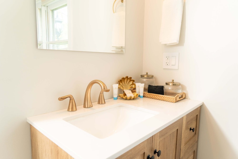 Magnolia Manor - Remodeled Home Near Downtown