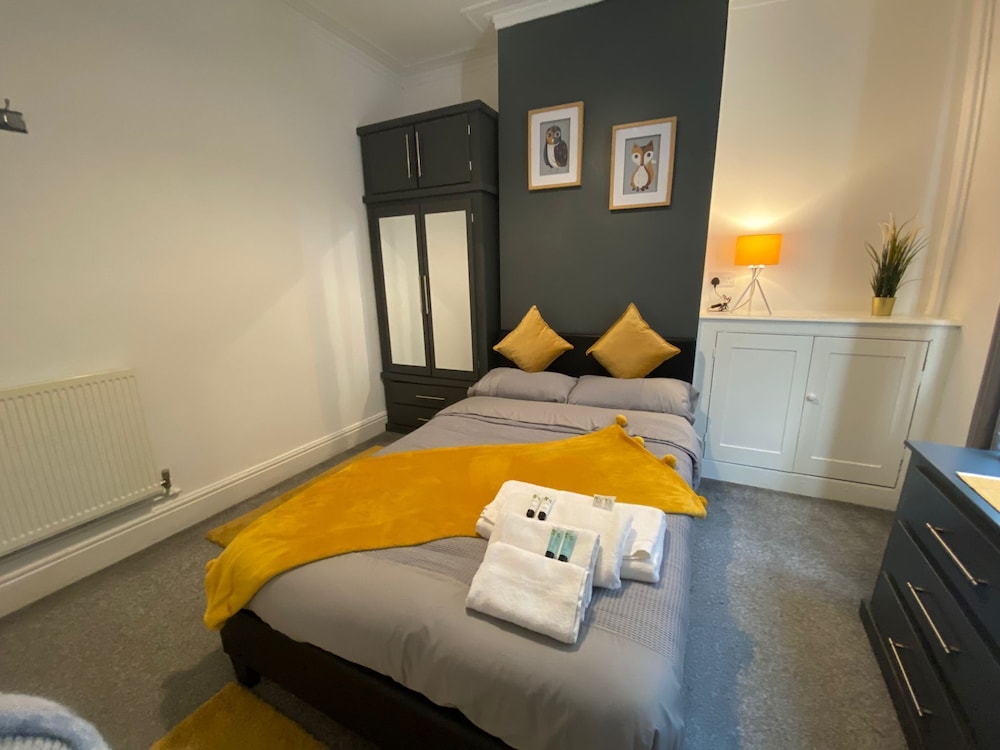 Stunning 4-bed House in Derby view 2