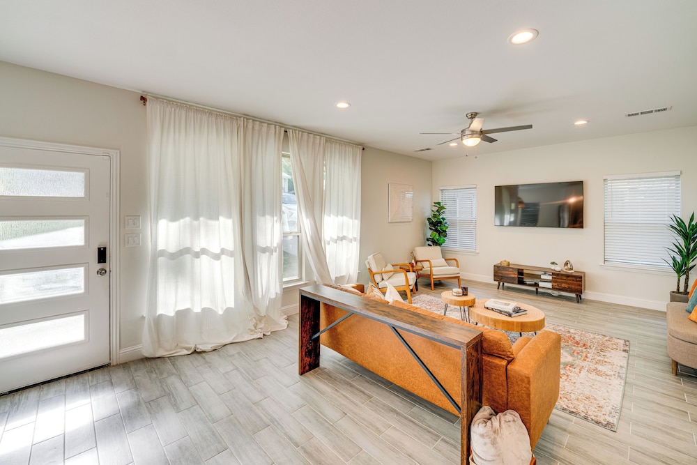 10 Mi to Dtwn Dallas: Chic Home w/ Yard!