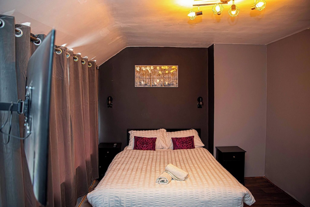 Home in Manchester Near Etihad Stadium - Parking