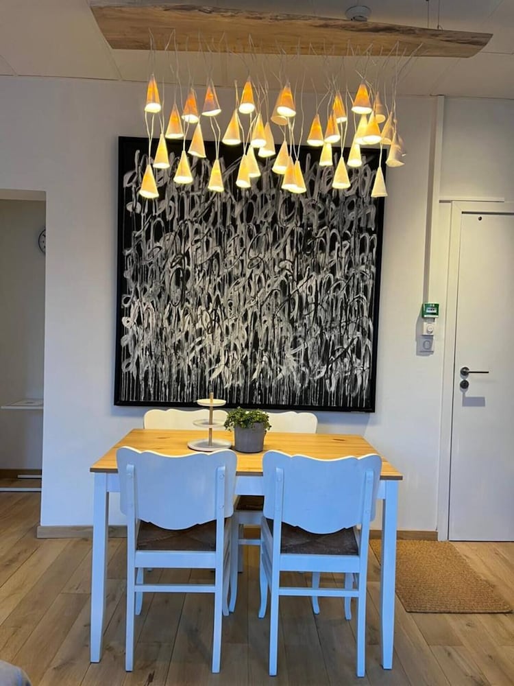 Huswell Artsy Family Apartment in City Center