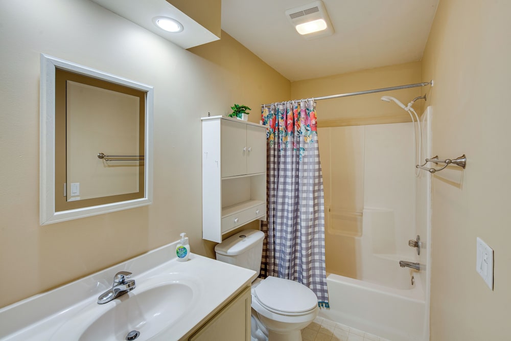 Palmyra House w/ Private Hot Tub & Fenced Yard! view 4