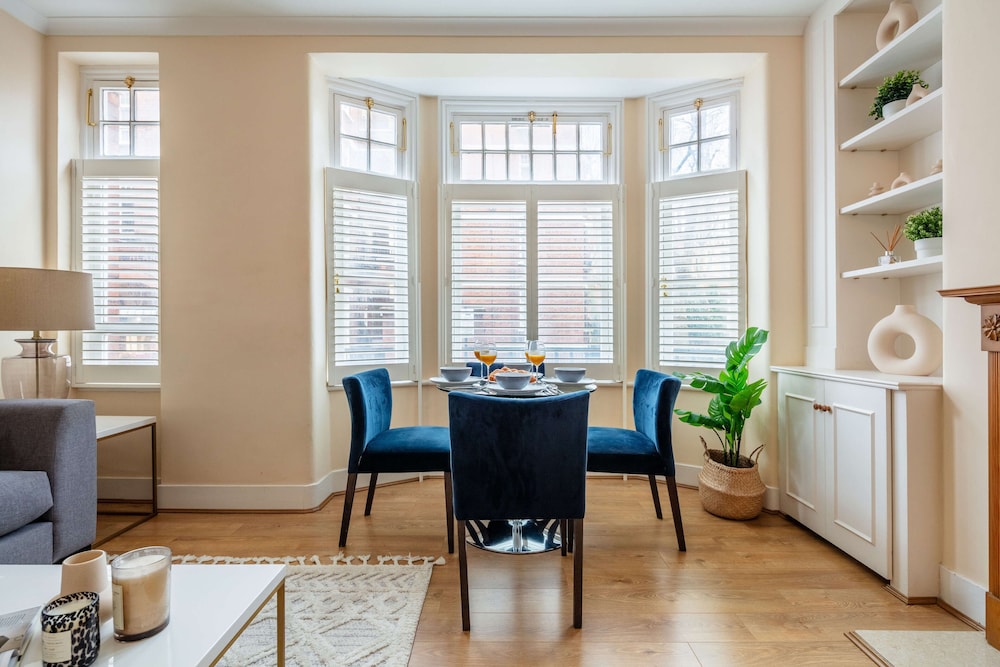 Stylish 3BR 2BA in Mayfair by Hyde Park