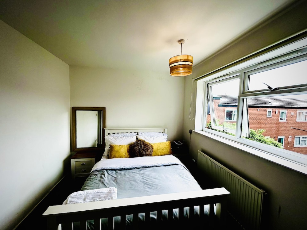 Mordenised 2 Bedroom House Close to City Centre view 5