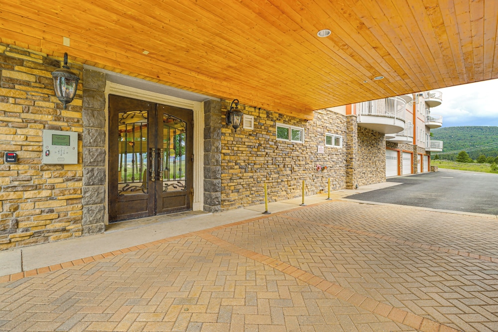 2 Mi to Angel Fire Resort: Luxury Condo w/ Balcony