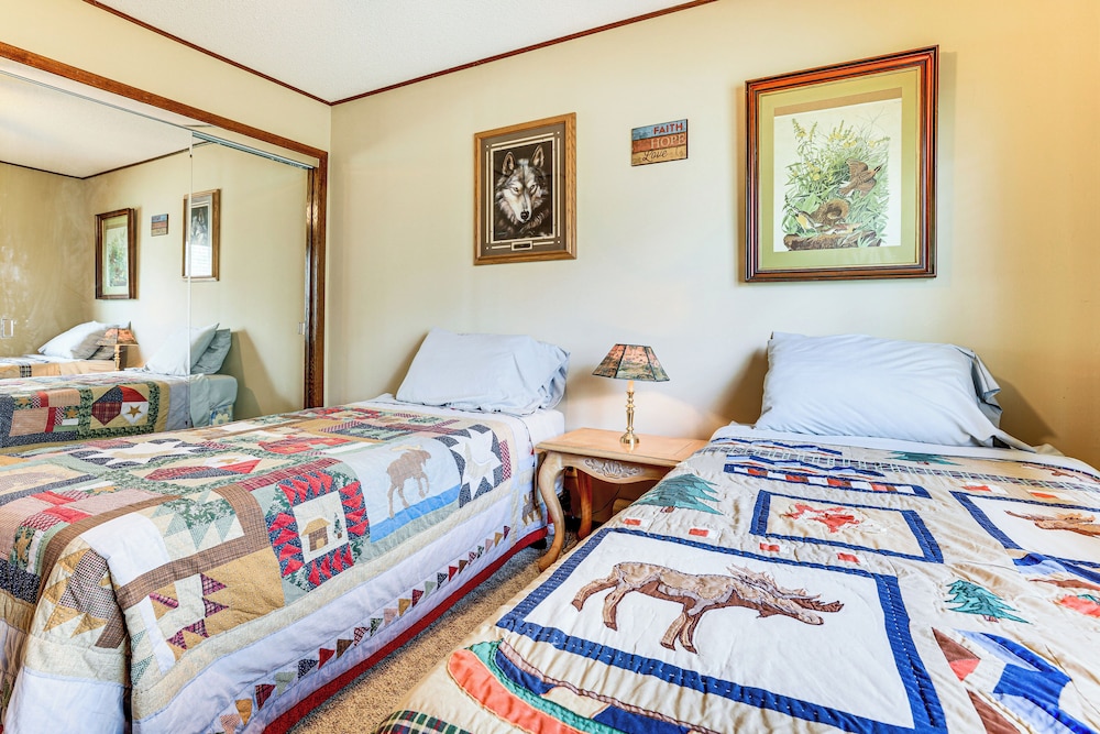 'love Lake Retreat w/ Hot Tub in New Richmond!