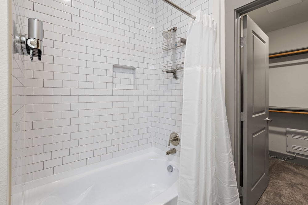 White Rock Lakewood Hideaway Pet-friendly Pool