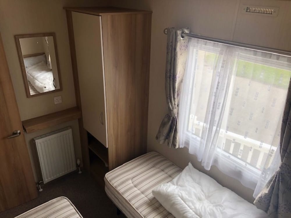 Beautiful Cosy 2-bed Caravan in Clacton-on-sea view 3