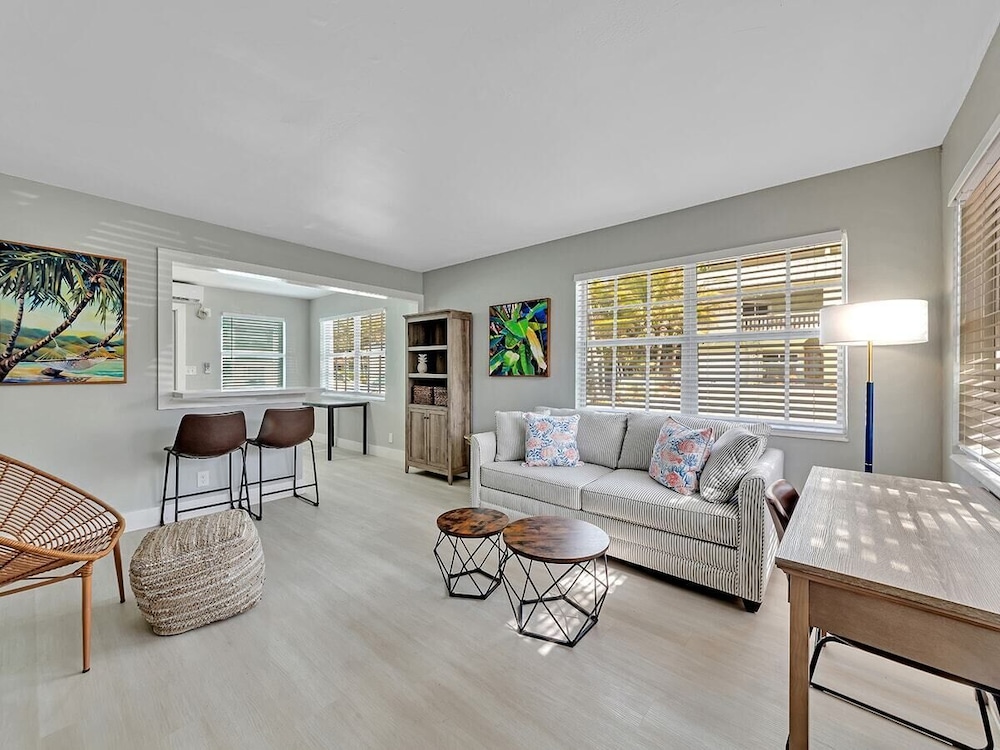 Beachside 1BR Apt Walk to Hollywood & Dania Beach
