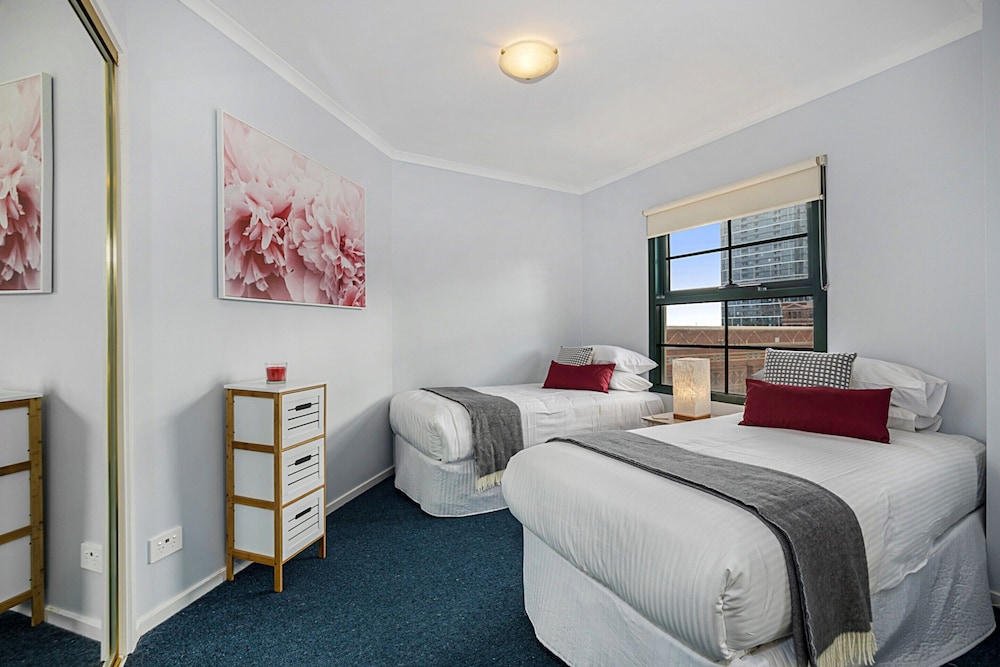 Family Unit With Balcony, Free Trams to CBD Sights