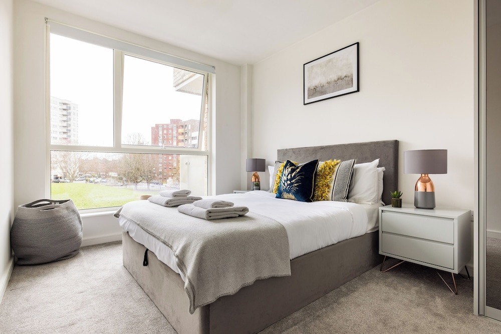 Sophisticated 2 Bed Flat with Balcony in Acton