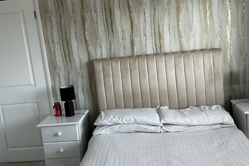 3 Bed-sleeps 5-garden-parking-pets