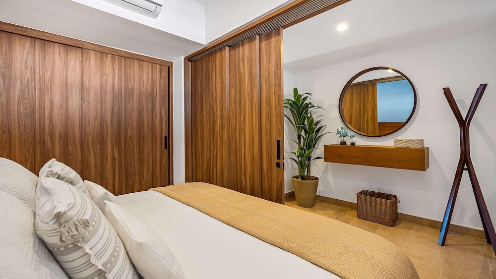 Oceanfront 1BR With Balcony - Sea View Pools