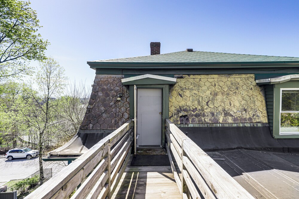 Explore Dtwn, Parks & Colleges: Cozy Worcester Apt