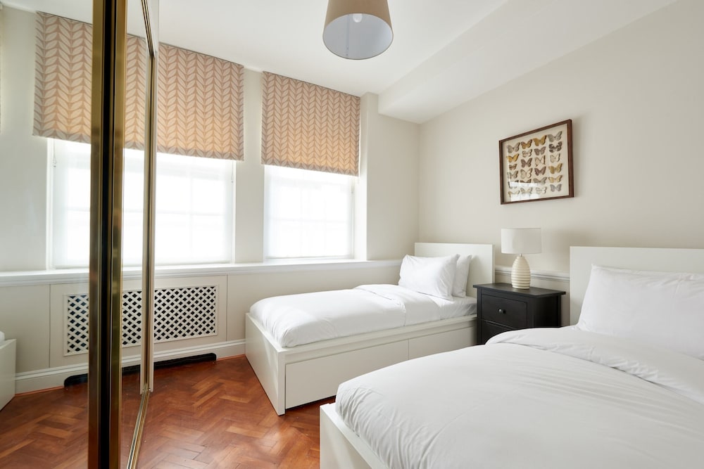 Sunny and Bright Flat, 2 Minutes From Hyde Park